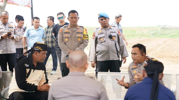 wakapolda-metro-jaya-brigjen-dekananto-eko-purwono-meninjau-lahan-25-hektare-di-cikarang-pusat-untuk-ketahanan-pangan-1760791247788_169